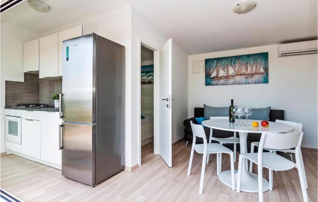Vakantiehuis Stunning In With Outdoor Swimming Pool And 2 Bedrooms *