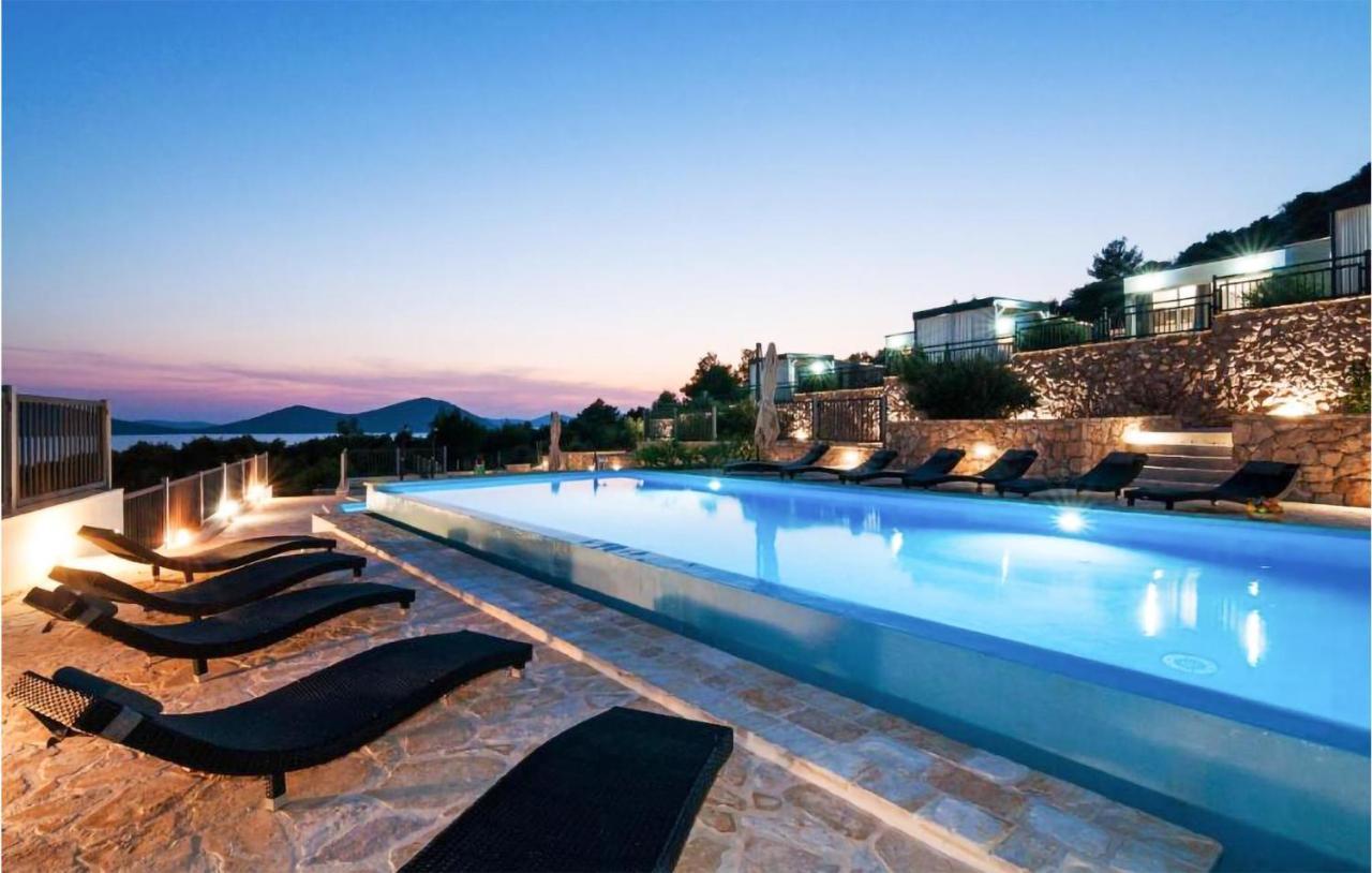 Stunning In With Outdoor Swimming Pool And 2 Bedrooms Drage