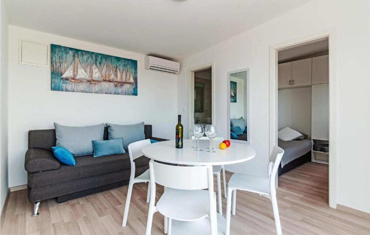 Stunning In With Outdoor Swimming Pool And 2 Bedrooms