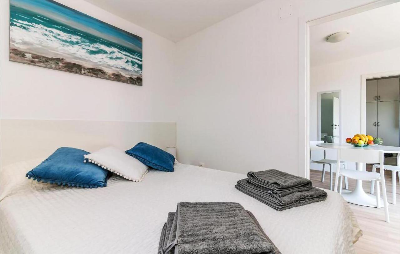 Vakantiehuis Stunning In With Outdoor Swimming Pool And 2 Bedrooms *